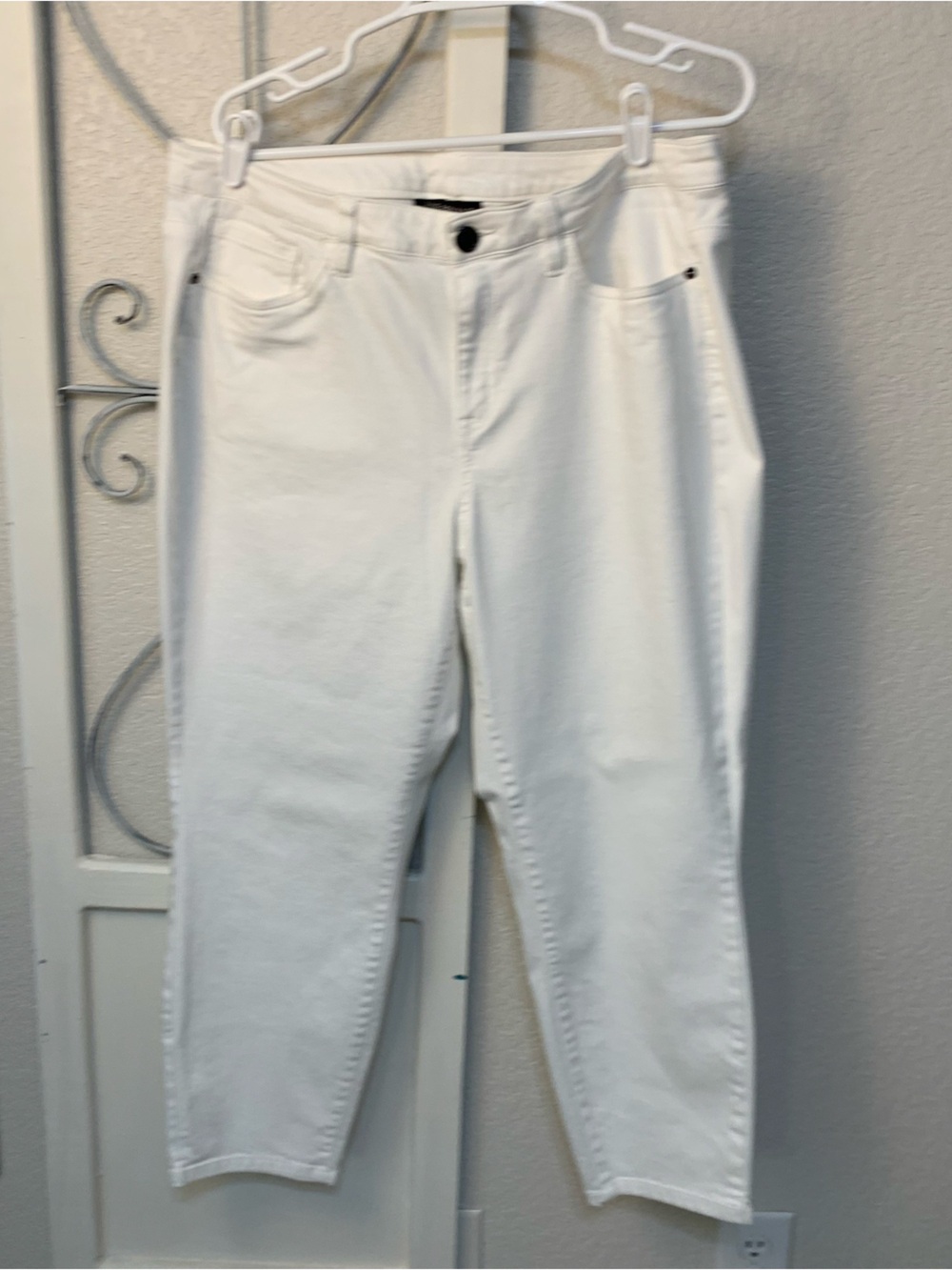 Women’s White Stretch Jeans - Classic Fit